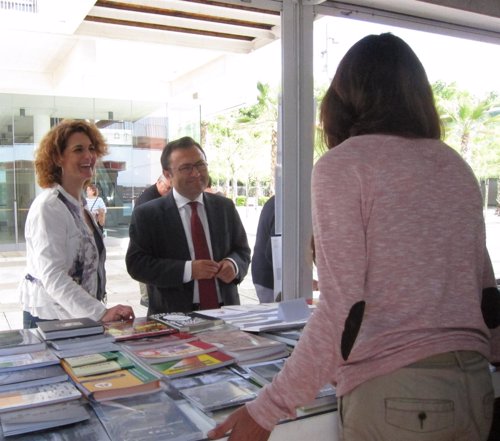 Serrano y HEredia PSOE visitan la feria del libro de málaga 2014