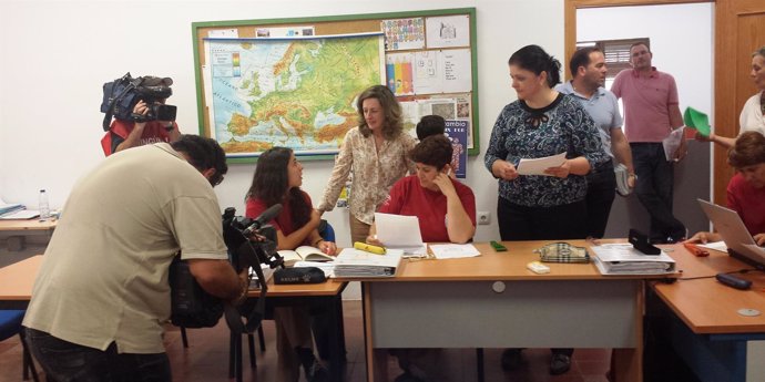 Soledad Cabezón visita un taller de empleo en Albaida