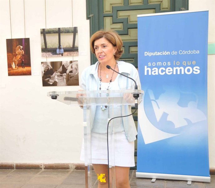 Botella durante la presentación de la exposición