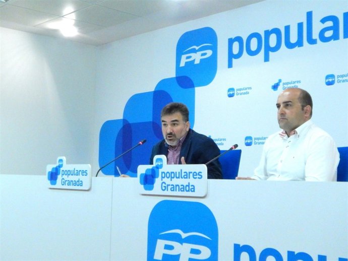 Manuel García Navas, y el presidente del PP en Santa Fe Juan Cobo
