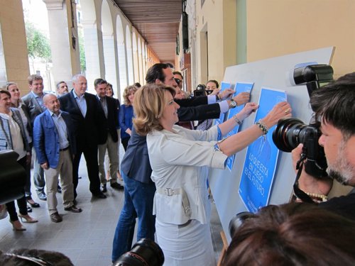 Estaràs y Bauzá en pegada de carteles