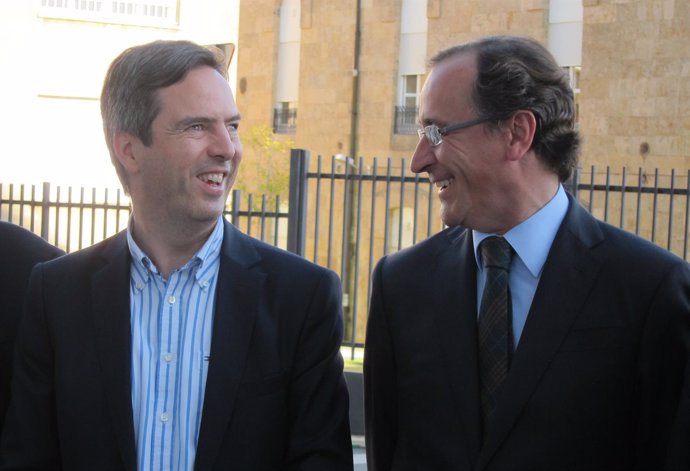 Alfonso Alonso (derecha) junto a Enrique Sánchez Guijo.