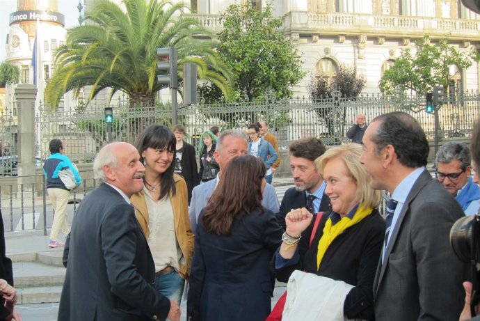 Mercedes Fernández, segunda por la derecha