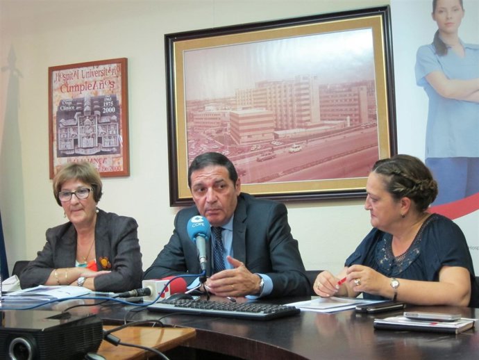 El consejero de Sanidad y representantes de las jornadas antes de la inauguració