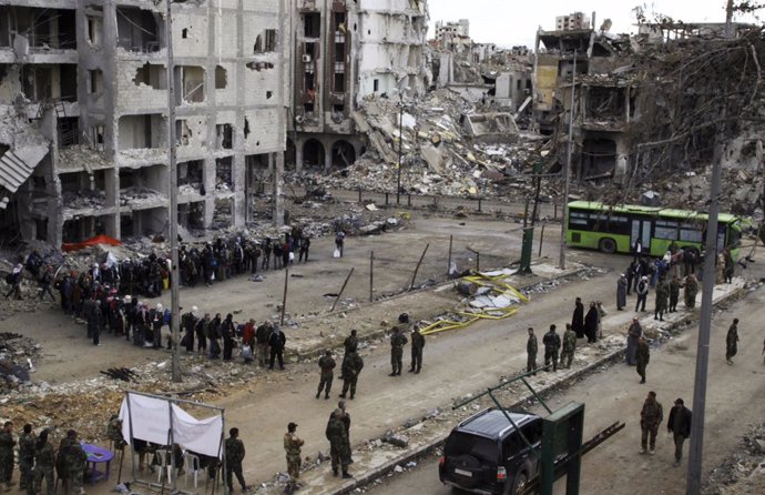 Rebeldes sirios en Homs a la espera de ser evacuados