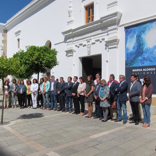 Minuto de silencio en la puerta del Parlamento de Extremadura