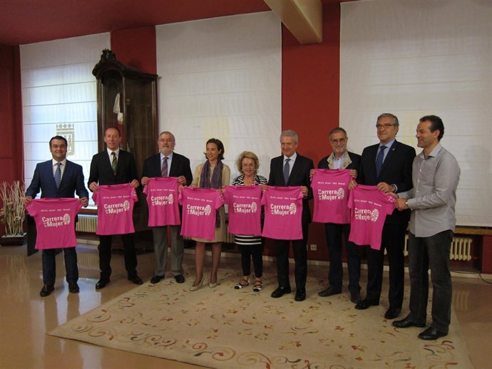 Los participantes en la presentación, con la camiseta de la Carrera