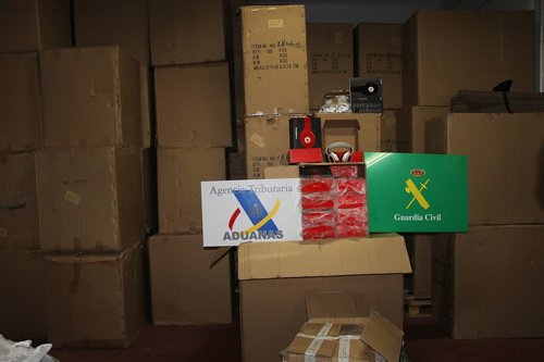 Contenedor intervenido en Palma con 9.000 auriculares faslsificados