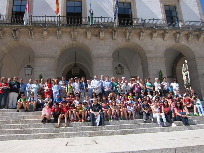 Minuto De Silencio En Cáceres Por Las Víctimas Del Accidente En Badajoz