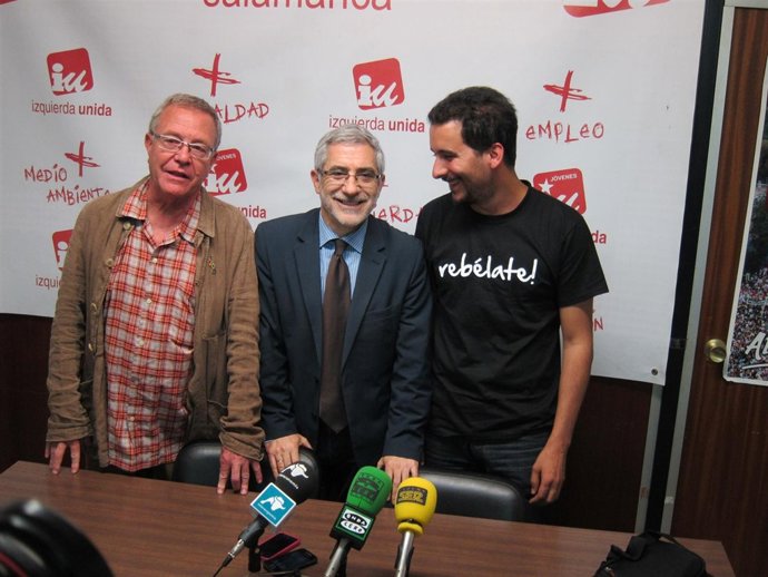 Llamazares junto a los integrantes de IU Domingo Benito y Honorio Cardoso 