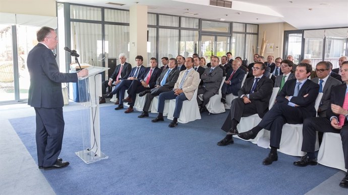 El presidente de TEDAE se dirige a los representantes de las empresas