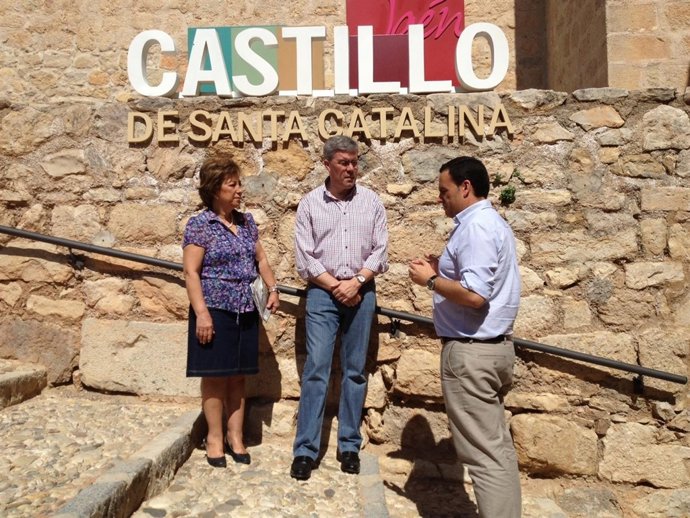Nestares y Fernández de Moya (c), en el castillo de Santa Catalina.