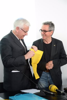 El conseller de Cultura Ferran Mascarell con el artista Enric Pladevall