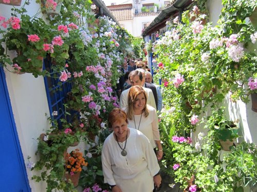 Susana Díaz (2ª de la fila) en su visita a un patio de Córdoba