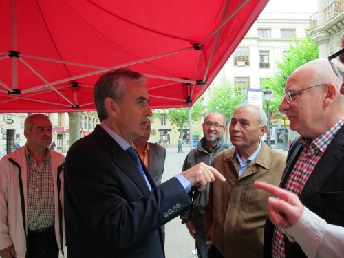 El candidato socialista Ramón jauregui en un acto de campaña