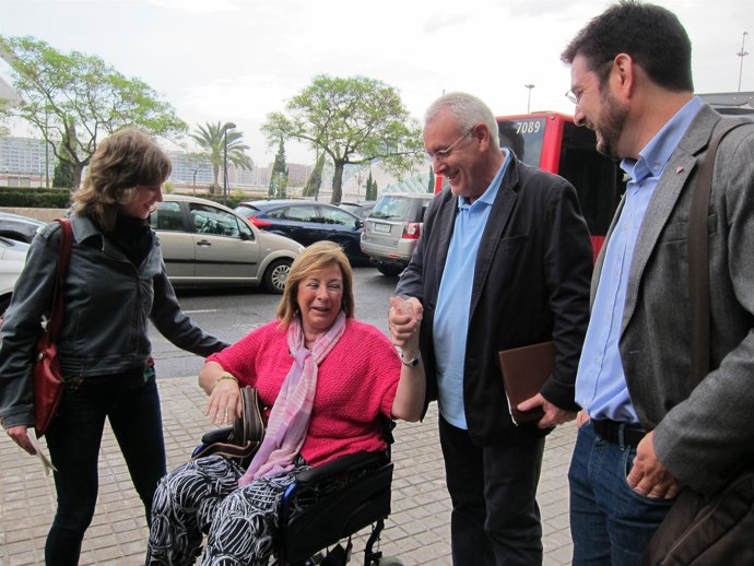 Cayo Lara empieza campaña en Valencia