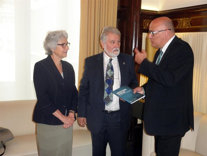 Muriel Casals (Òmnium) y Joaquimdomènec Ros (IEC) en el Parlament