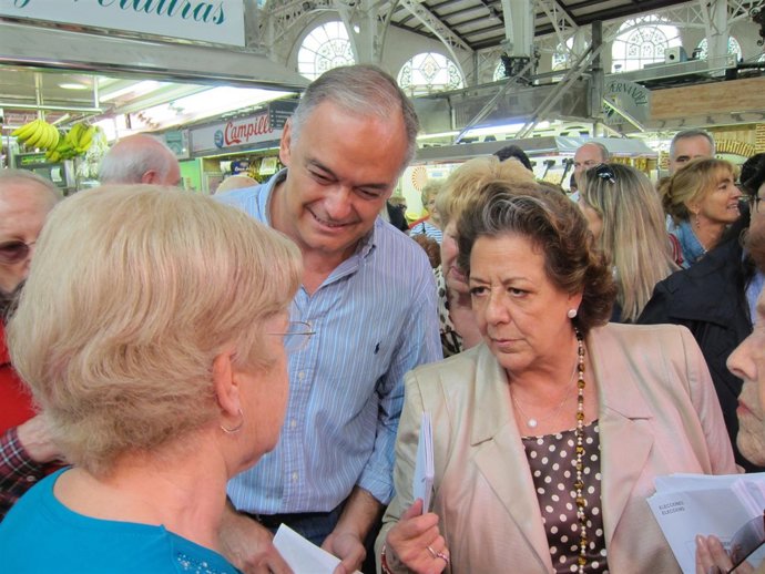 González Pons y Barberá durante su visita al Mercado Central