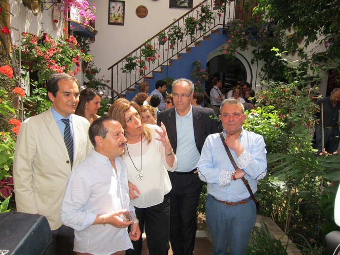 Díaz, entre Nieto y Durán, habla con uno de los propietarios de un patio cordobé