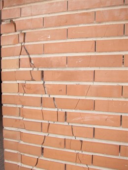 Edificio dañado por los terremotos del 11 de mayo