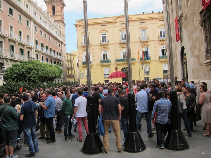 Trabajadores de RTVV se manifestan en las puertas del Palau de la Generalitat
