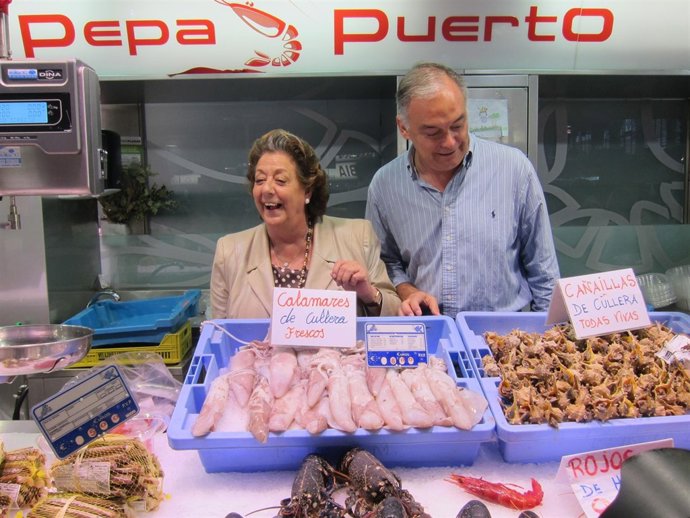 González Pons junto a Rita Barberá en su visita al Mercado Central