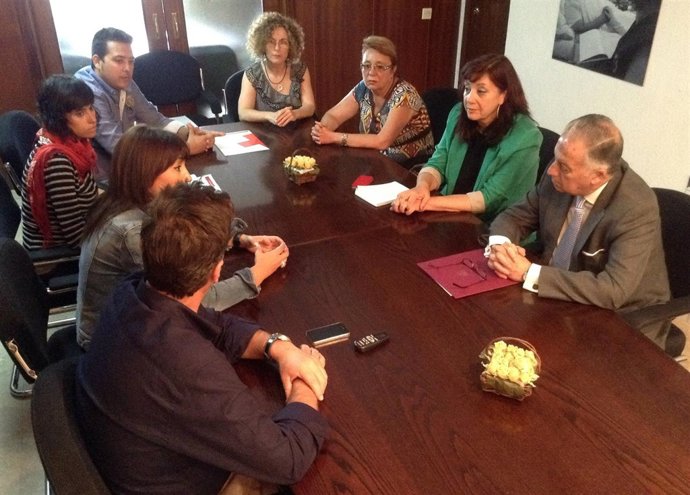 El subdelegado del Gobierno en Huelva, Enrique Pérez Viguera, se reúne con Cruz 