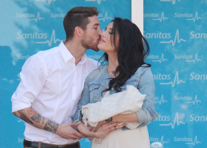 Sergio ramos besa a pilar rubio salida hospital bebe sanitas moraleja