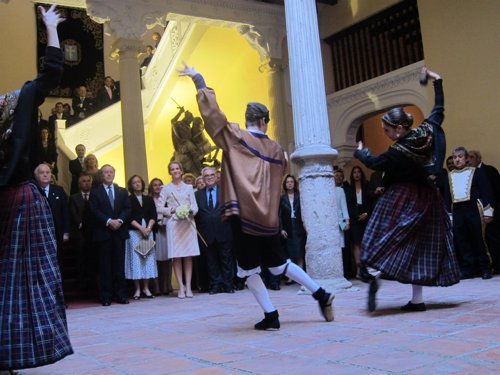 La Infanta Elena en la Real Maestranza de Caballería atenta a un baile de jota