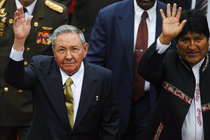 El presidente de Cuba, Raúl Castro,  y el de Bolivia, Evo Morales.