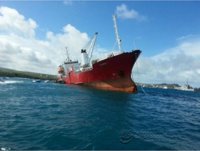 Un barco con más de 60.000 litros de diesel encalla en Galápagos