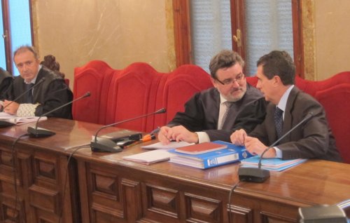 Jaume Matas y su abogado, y el fiscal Subirán a la izquierda