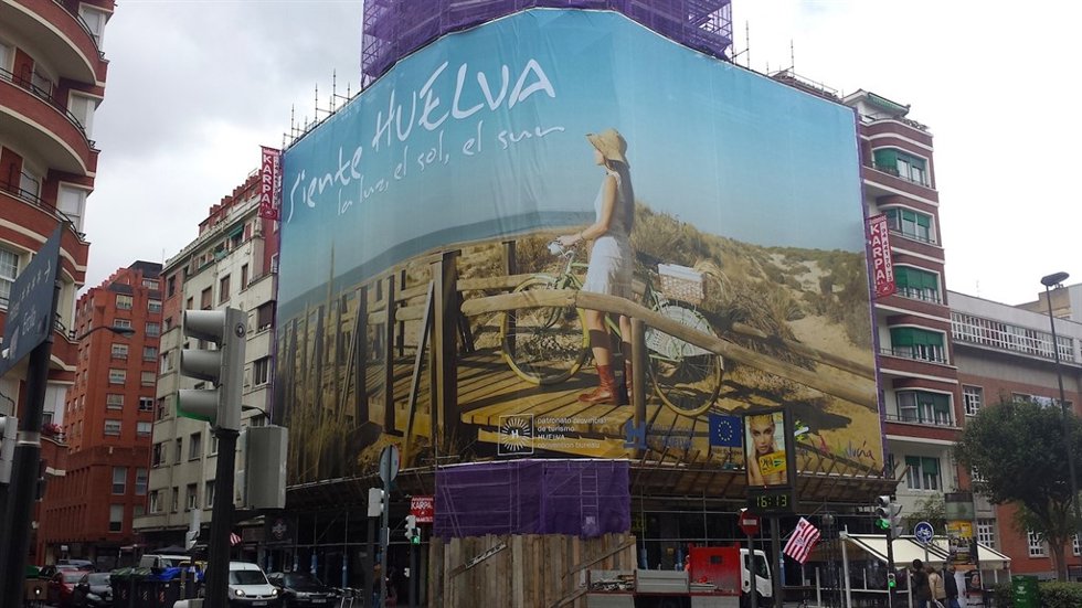 Lona desplegada en Bilbao