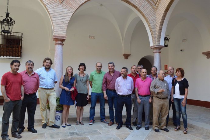 Quintana junto a agricultores y alcaldes de IU en Antequera