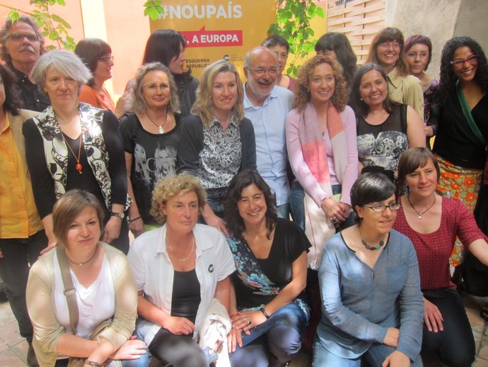 El candidato de ERC Josep Maria Terricabras en un acto con mujeres