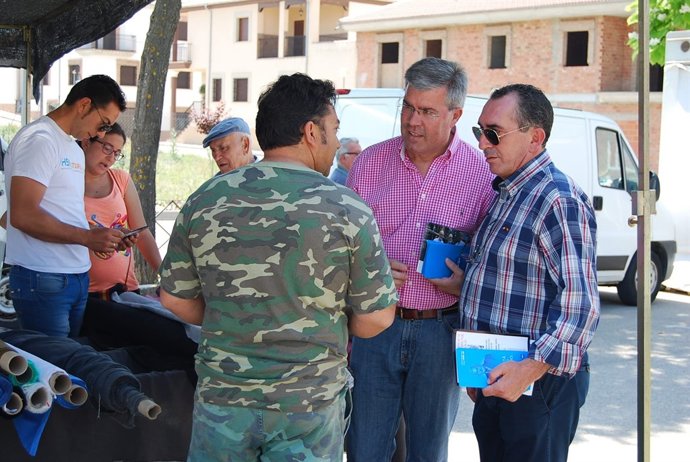 Fernández de Moya durante el reparto de material electoral