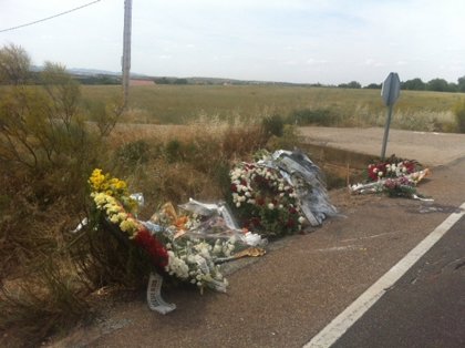 Decenas de coronas y ramos de flores recuerdan a los chicos fallecidos en  el lugar del accidente