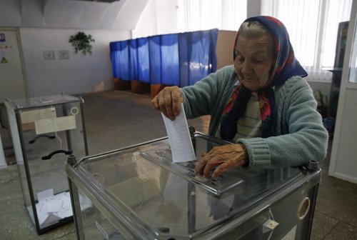 Mujer votando en el referedum de Donetsk (Ucrania)