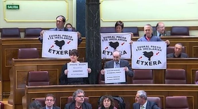Diputados de Amaiur muestran carteles en el Pleno del Congreso