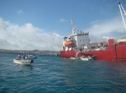 Extracción de combustible del barco encallado en Galápagos