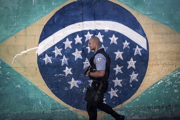 Un policía del equipo de Pacificación en Río de Janeiro