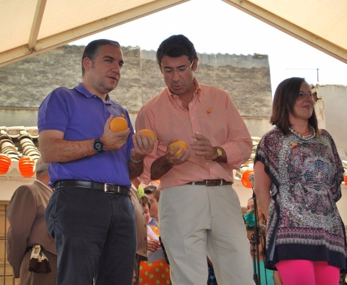 Elías Bendodo y alcalde Coín, Fernando Fernández-Tapia, en Fiesta de la Naranja