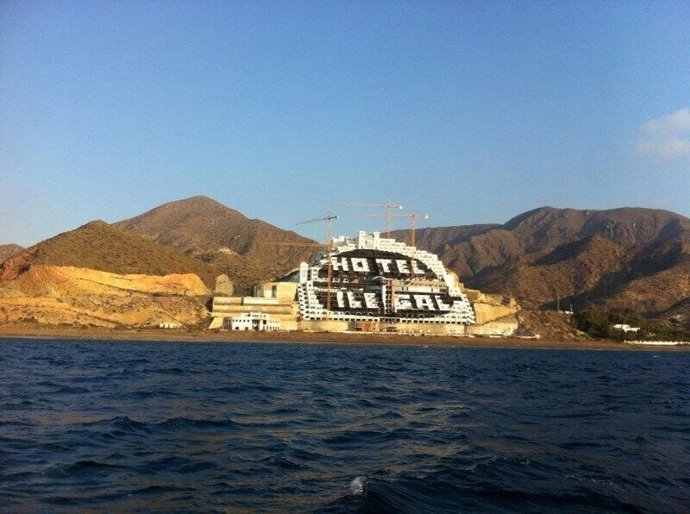 El hotel de El Algarrobico pintado con un punto negro 