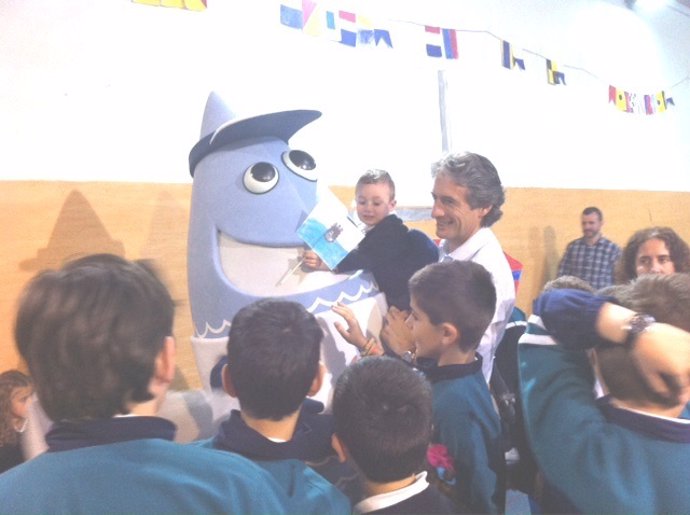 La mascota del Mundial de Vela 'Sardi' en los colegios