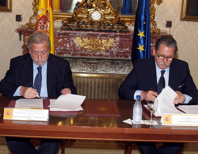 Secretario de Estado de AA.PP., A. Beteta, y presidente Cámaras, Manuel Teruel
