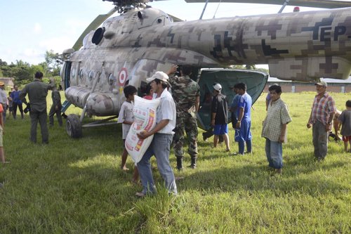 Entrega de ayuda humanitaria en Beni, en el norte de Bolivia.