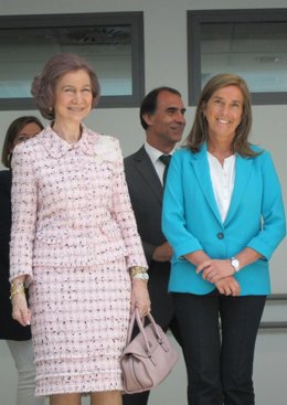 La ministra Ana Mato junto a la Reina Sofía 