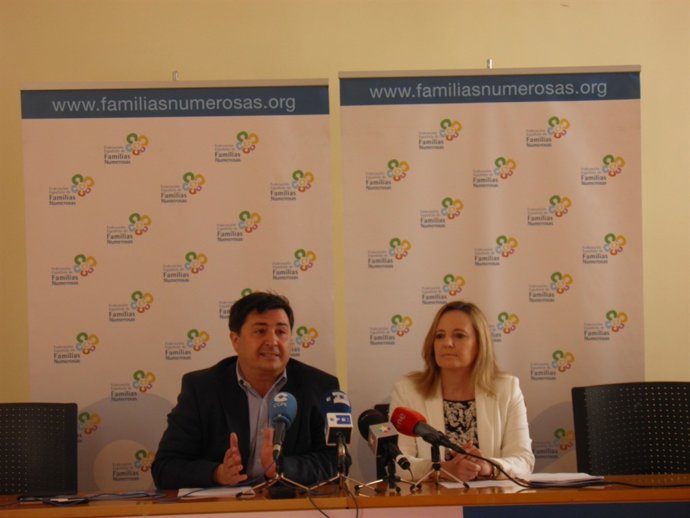 Raúl Sánchez y Emilia Tarifa durante la presentación del paquete de medidas