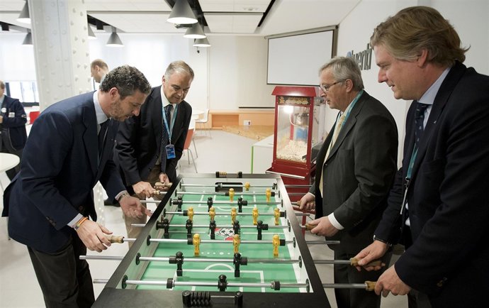 Juncker y dirigentes del PP en las instalaciones de Tuenti
