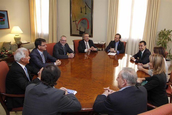 El Govern se reúne con los representantes del comercio